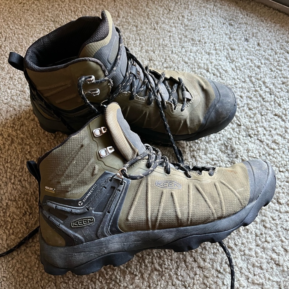 Mens venture Keen hiking boots 9.5